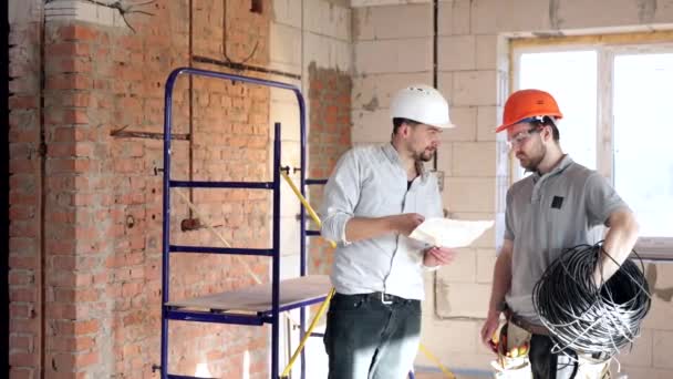 Muratore Indossa Casco Sicurezza Sul Posto Lavoro Indossa Uniforme Del — Video Stock