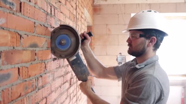 Muratore Indossa Casco Sicurezza Sul Posto Lavoro Indossa Uniforme Del — Video Stock