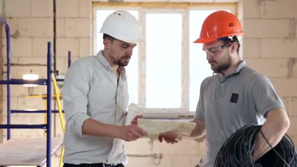 Bauarbeiter Setzt Auf Der Baustelle Seinen Schutzhelm Auf Der Bauarbeiter — Stockvideo