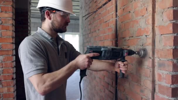 Trabalhador Construção Vestindo Seu Capacete Segurança Local Trabalho Construtor Veste — Vídeo de Stock