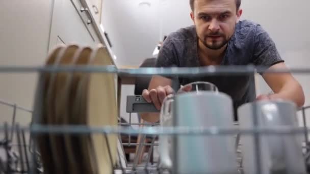 Bulaşık Makinesine Yakın Çekim Bulaşıkları Erkek Alır — Stok video