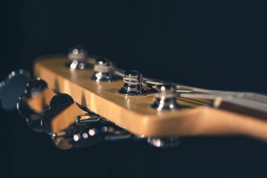 Elektro bas gitarın ahşap başlığındaki akort direğinin ayrıntıları.