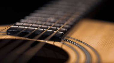 Gitarı ve dizgileri sığ alan derinliği ile kapat, yumuşak odak.