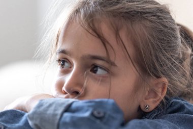 Okulda masada oturan üzgün kız, okul konseptine geri döndü..