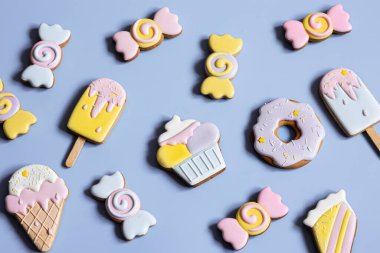 Mavi arka planda parlak zencefilli kurabiyelerin olduğu düz bir yer..