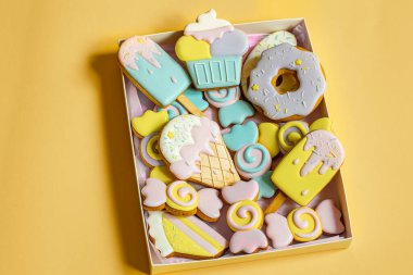 Farklı şekillerde jöleli renkli zencefilli kurabiyeler..