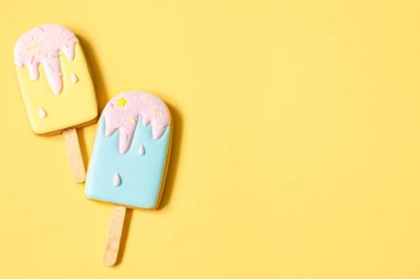 Dondurma şeklinde renkli zencefilli kurabiyeler jöleli çubukta..