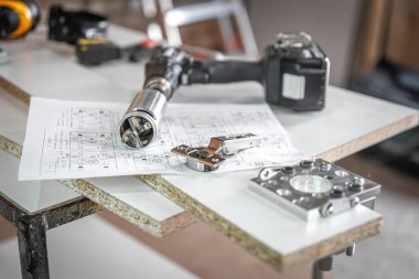 Hassas sondaj armatürü ve diğer marangoz aletlerine yakın çekim.