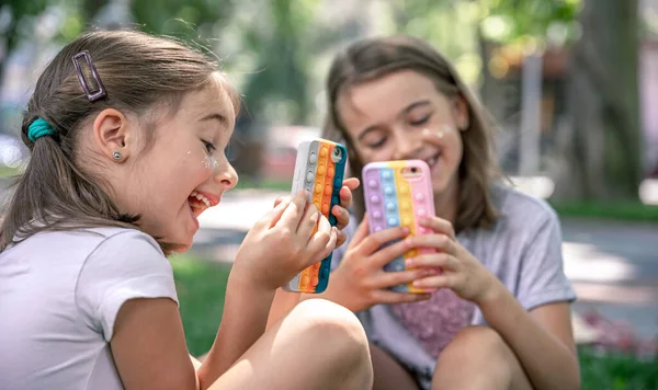 Kleine Mädchen Freien Mit Handys Einem Etui Mit Pickeln Pop — Stockfoto