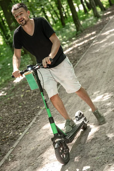 Genç Mutlu Adam Elektrikli Scooter Kullanıyor Ekolojik Ulaşım Konsepti — Stok fotoğraf