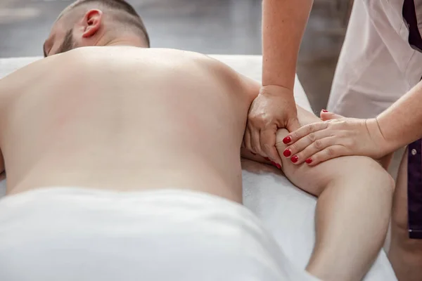 Erkek Eli Yoğurma Işlemi Sırasında Kadın Masaj Terapistinin Ellerine Yakın — Stok fotoğraf