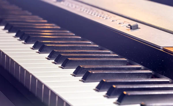 Närbild Ett Elektroniskt Pianotangentbord Vacker Belysning — Stockfoto