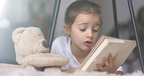 Портрет Милой Маленькой Девочки Читающей Книгу Дома Лежащей Полу Своей — стоковое фото