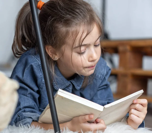 Porträt Eines Kleinen Mädchens Das Ein Buch Liest Das Auf — Stockfoto