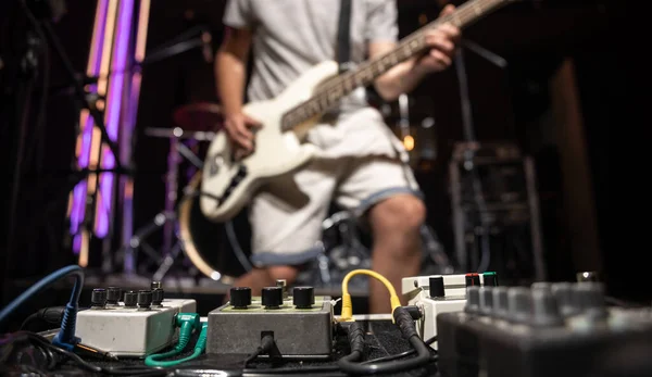 Bas Gitarrist Scen Med Uppsättning Distorsion Effekt Pedaler — Stockfoto