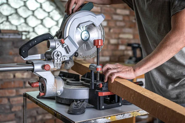 Hombre Con Una Tabla Mitra Sierra Cerca Concepto Construcción Reparación — Foto de Stock