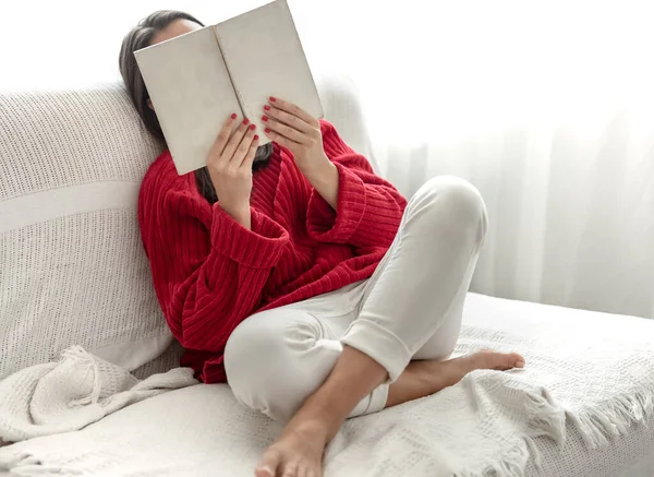 Una Mujer Suéter Rojo Está Leyendo Libro Mientras Está Sentada — Foto de Stock