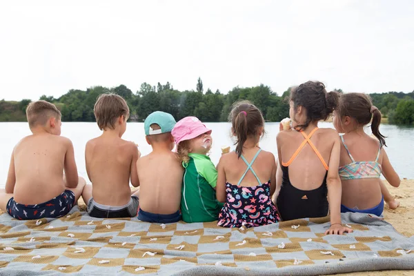 Vista Posterior Los Niños Sientan Cerca Del Río Relajan Después — Foto de Stock