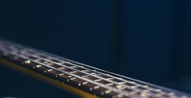 Bulanık siyah arkaplan kopyalama uzayındaki bas gitarda dizgileri kapat.