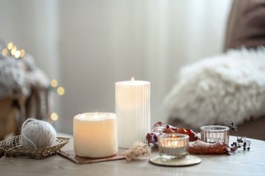 İskandinav tarzında bir odanın içinde yanan mumlar..