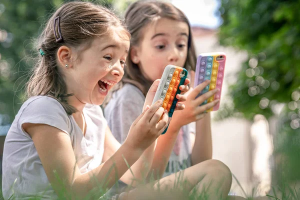 Kleine Lustige Mädchen Freien Mit Handys Einem Etui Mit Pickeln — Stockfoto