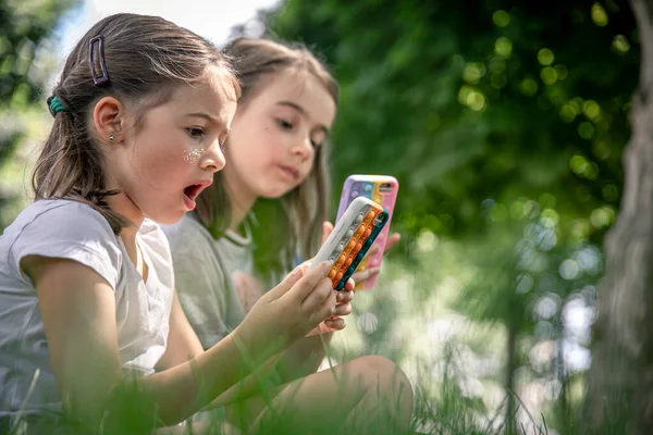 Kleine Mädchen Freien Mit Handys Einem Etui Mit Pickeln Pop — Stockfoto
