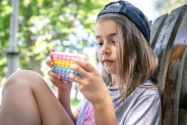 Kleines Mädchen Einer Mütze Mit Smartphone Einer Hülle Stil Von — Stockfoto