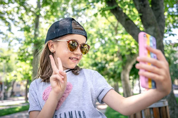 Glückliches Kleines Mädchen Mit Sonnenbrille Macht Gesicht Und Selfie — Stockfoto