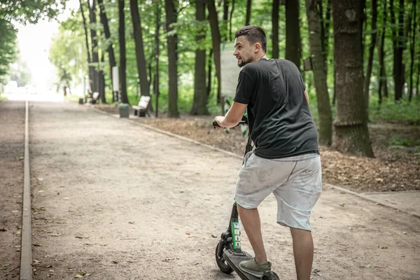 Genç Adam Elektrikli Scooter Kullanıyor Ekolojik Ulaşım Konsepti — Stok fotoğraf