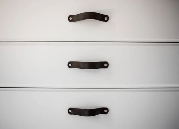 Gros Plan Meubles Blancs Minimalistes Avec Poignées Noires Armoire Cuisine — Photo