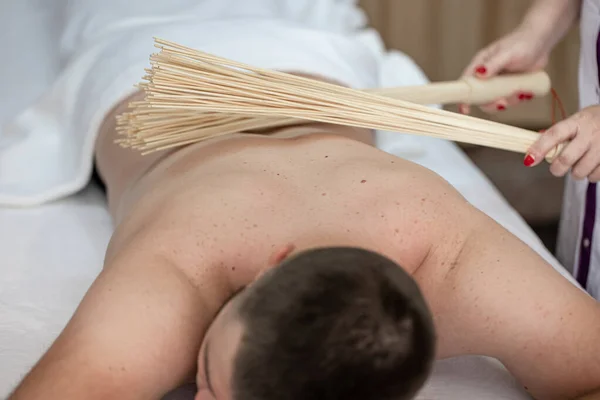 Masör Bambu Süpürgeli Bir Adama Japon Masajı Yapıyor — Stok fotoğraf