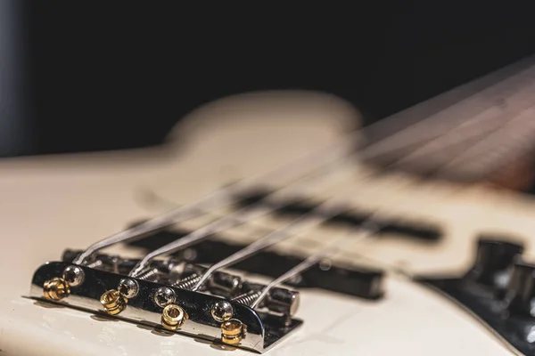 Gitar Bas Teli Ayrıntıları Bulanık Arkaplandaki Demir Telleri Kapatın — Stok fotoğraf