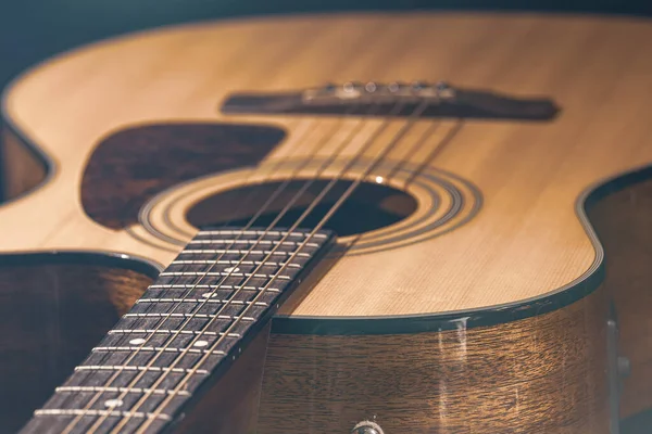 Akustik Gitar Siyah Arka Planda Güzel Bir Ahşap Güzel Bir — Stok fotoğraf