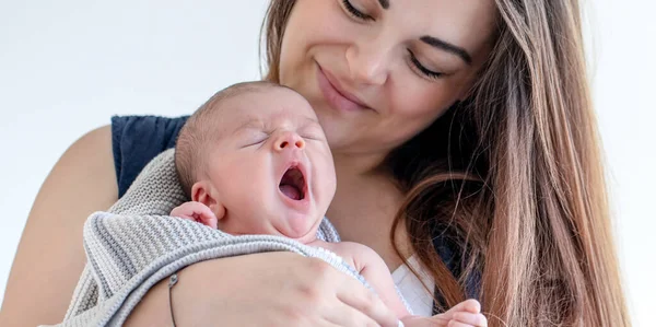 Porträtt Mamma Med Sömnig Nyfödd Son Vit Bakgrund — Stockfoto