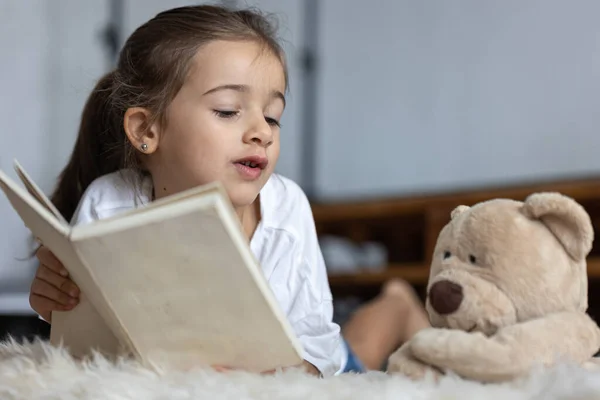 Hübsches Kleines Mädchen Hause Auf Dem Boden Liegend Mit Ihrem — Stockfoto