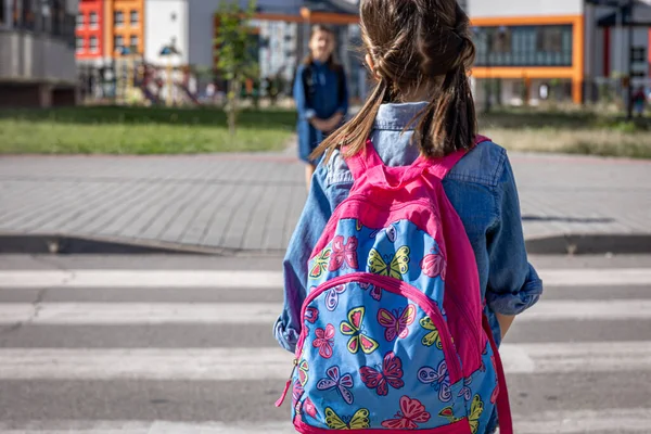 バックパック付きの女の子は学校に戻って学校に行く — ストック写真