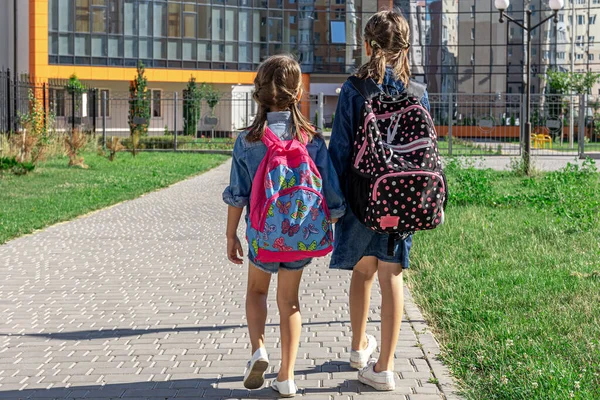 Schüler Der Grundschule Mädchen Mit Rucksäcken Der Nähe Der Schule — Stockfoto