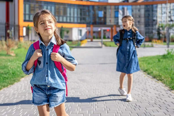 Žáci Základní Školy Dívky Batohy Poblíž Stavení Venku Začátek Lekcí — Stock fotografie