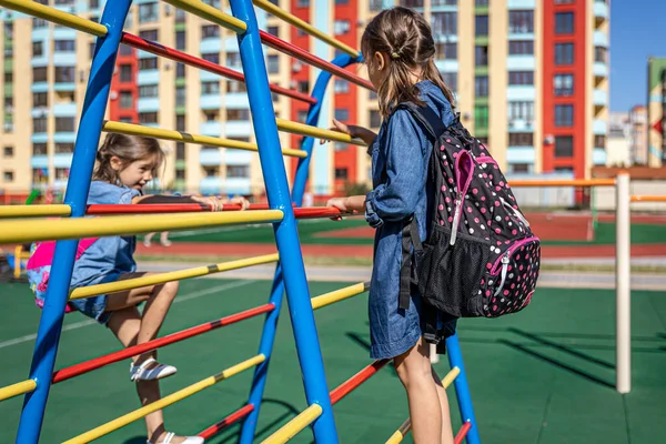 Zwei Kleine Mädchen Grundschüler Spielen Nach Der Schule Auf Dem — Stockfoto