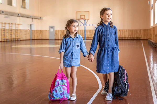 Dziewczynki Koledzy Klasy Plecakami Szkole Sali Gimnastycznej — Zdjęcie stockowe