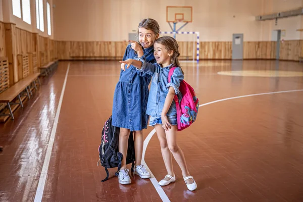 Małe Dziewczynki Uczennice Plecakami Szkole Szkolnej Siłowni — Zdjęcie stockowe
