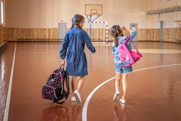 Bambine Scolarette Elementari Con Zaini Dopo Scuola Palestra — Foto Stock