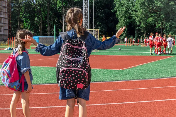 Meninas Crianças Escola Com Mochilas Estádio Assistindo Meninos Jogar Futebol — Fotografia de Stock
