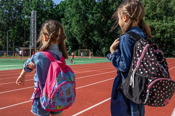 Petites Filles Écolières Avec Des Sacs Dos Dans Stade Regarder — Photo