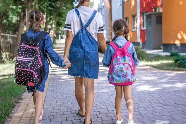 Madre Acompaña Los Estudiantes Escuela Los Niños Con Bolsas Escolares — Foto de Stock