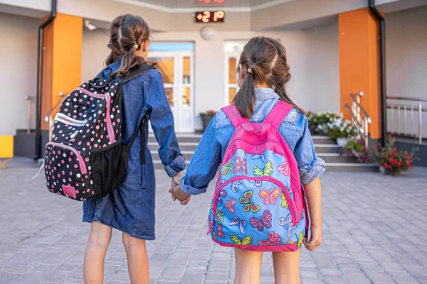 Meninas Estudantes Escola Primária Vão Para Escola Com Mochilas Mãos — Fotografia de Stock