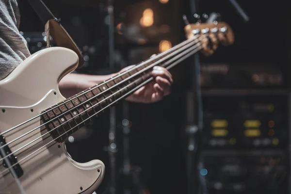 Close Uma Guitarra Baixo Nas Mãos Músico Processo Tocar — Fotografia de Stock