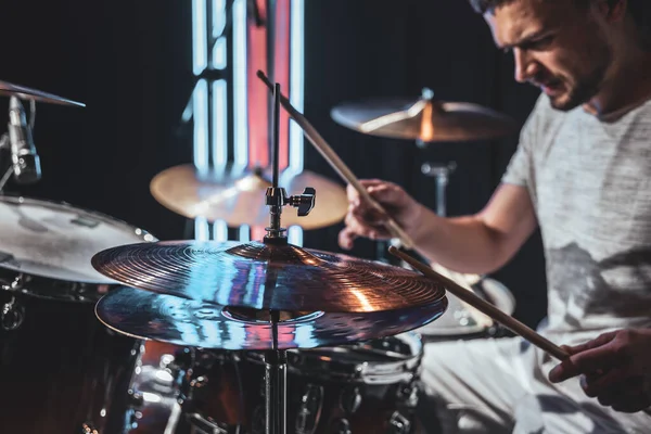 Baterista Toca Com Bela Iluminação Fundo Embaçado — Fotografia de Stock