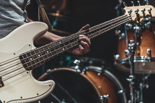 Çalma Sürecinde Bir Müzisyenin Elinde Bir Bas Gitarın Yakın Plan — Stok fotoğraf