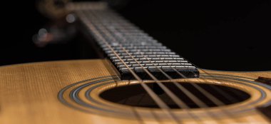 Gitarı ve dizgileri sığ alan derinliği ile kapat, yumuşak odak.